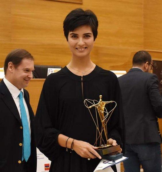 Tuba Büyüküstün Vatikan'da ödül aldı