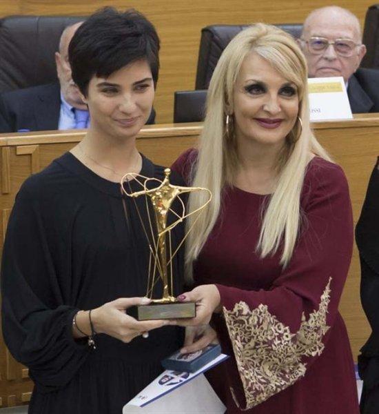 Tuba Büyüküstün Vatikan'da ödül aldı