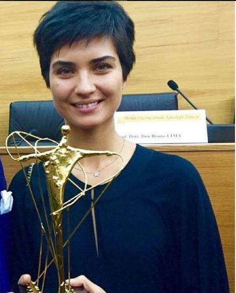 Tuba Büyüküstün Vatikan'da ödül aldı