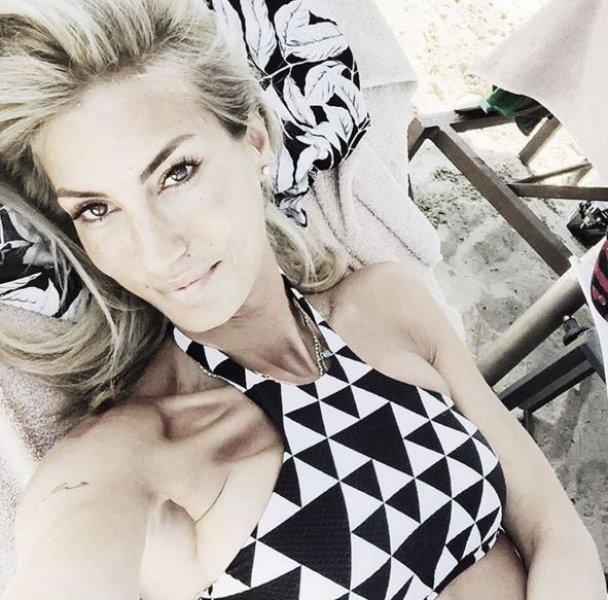 Çağla Şıkel çocuklarıyla Bebek turunda