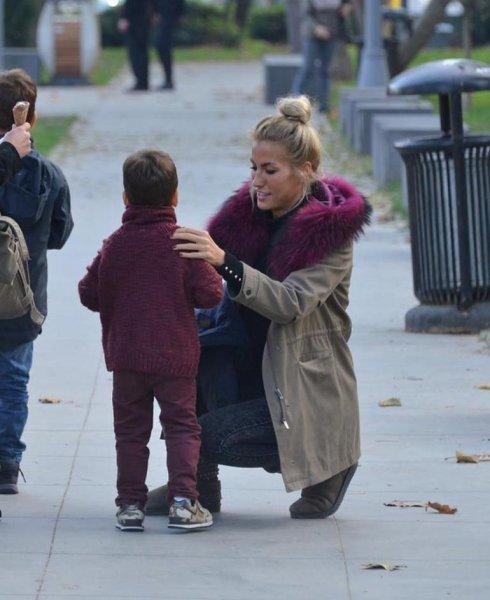 Çağla Şıkel çocuklarıyla Bebek turunda