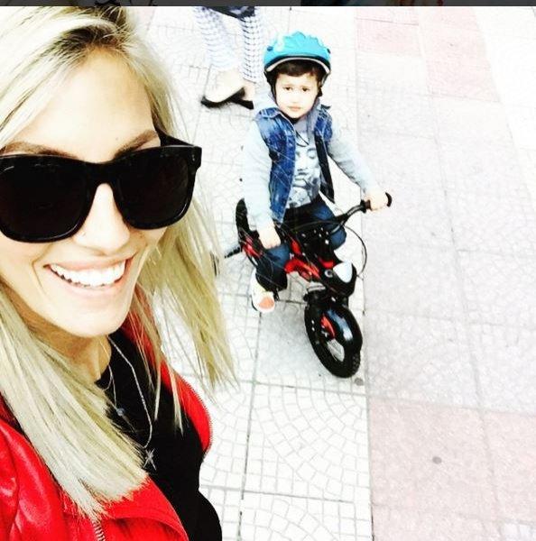 Çağla Şıkel çocuklarıyla Bebek turunda