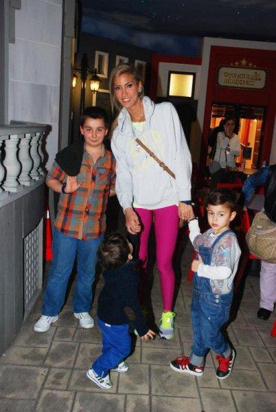 Çağla Şıkel çocuklarıyla Bebek turunda