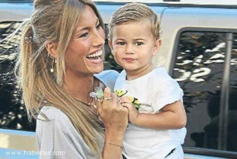 Çağla Şıkel çocuklarıyla Bebek turunda