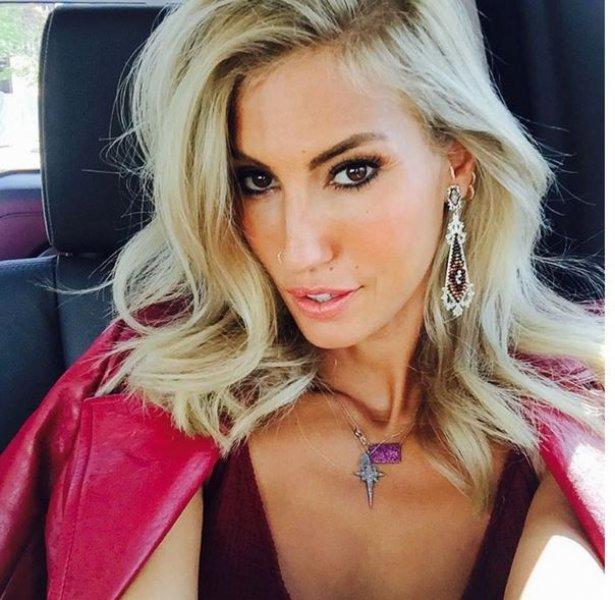 Çağla Şıkel çocuklarıyla Bebek turunda