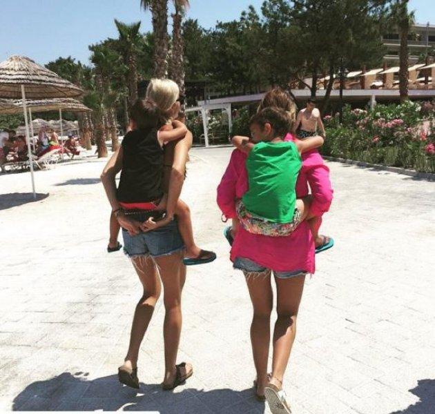 Çağla Şıkel çocuklarıyla Bebek turunda