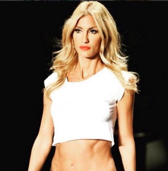 Çağla Şıkel çocuklarıyla Bebek turunda