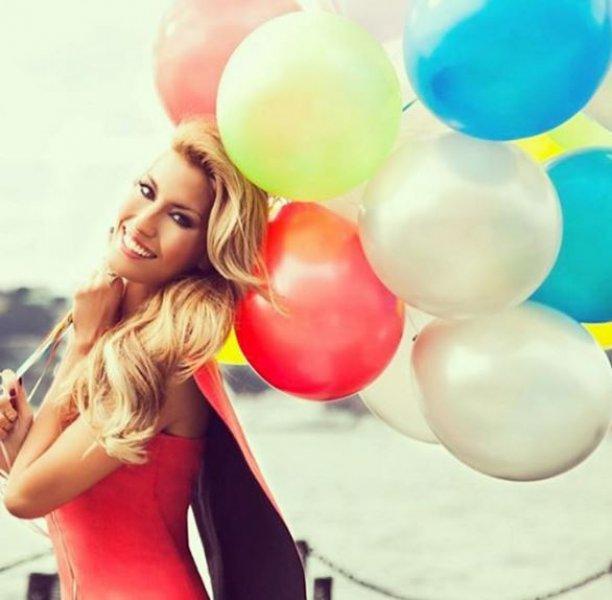 Çağla Şıkel çocuklarıyla Bebek turunda