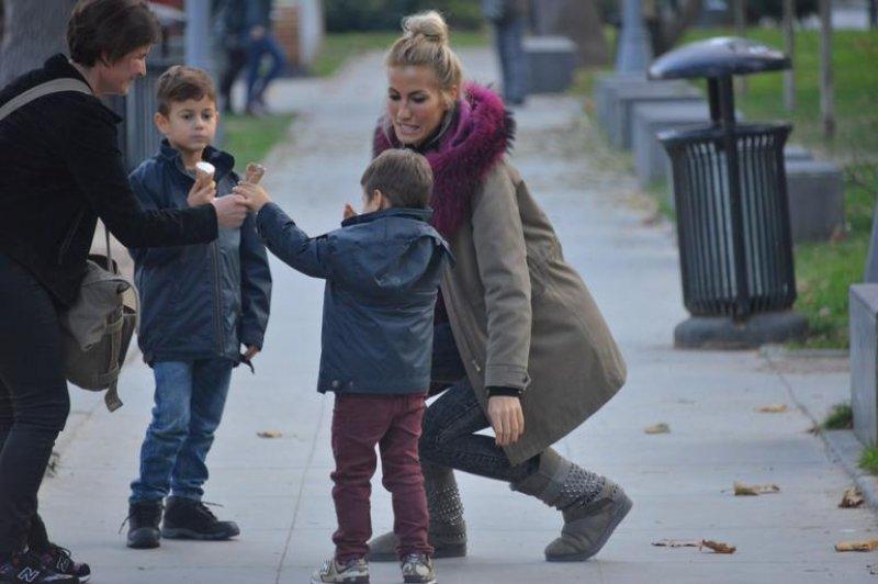 Çağla Şıkel çocuklarıyla Bebek turunda
