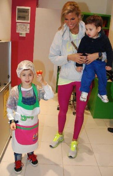 Çağla Şıkel çocuklarıyla Bebek turunda