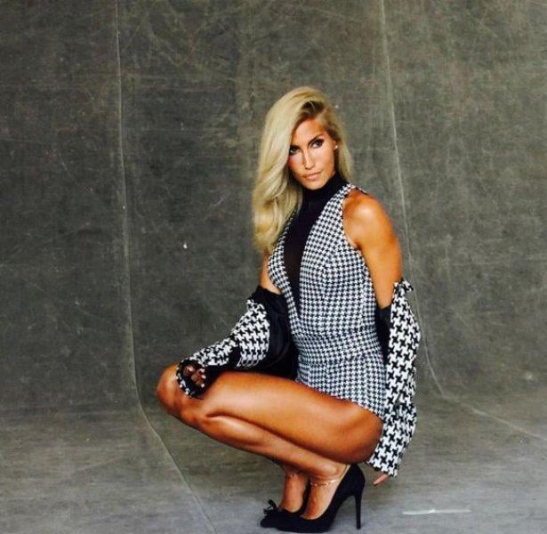 Çağla Şıkel çocuklarıyla Bebek turunda