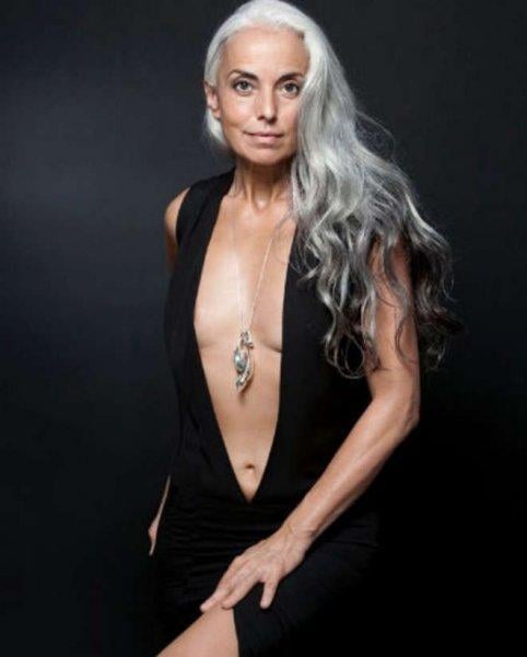 59 yaşındaki model Yasmina Rossi'nin fiziği görenleri şaşırtıyor 