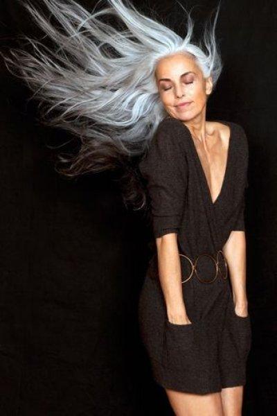 59 yaşındaki model Yasmina Rossi'nin fiziği görenleri şaşırtıyor 