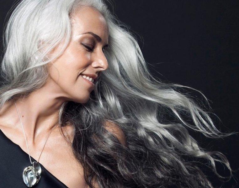 59 yaşındaki model Yasmina Rossi'nin fiziği görenleri şaşırtıyor 