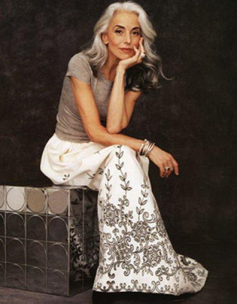 59 yaşındaki model Yasmina Rossi'nin fiziği görenleri şaşırtıyor 