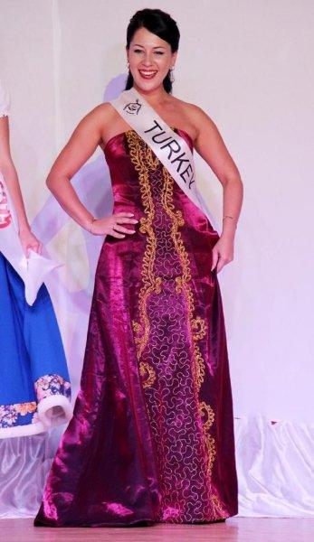 Evlilerin kraliçesi Bulgar güzeli Galena Dimova oldu