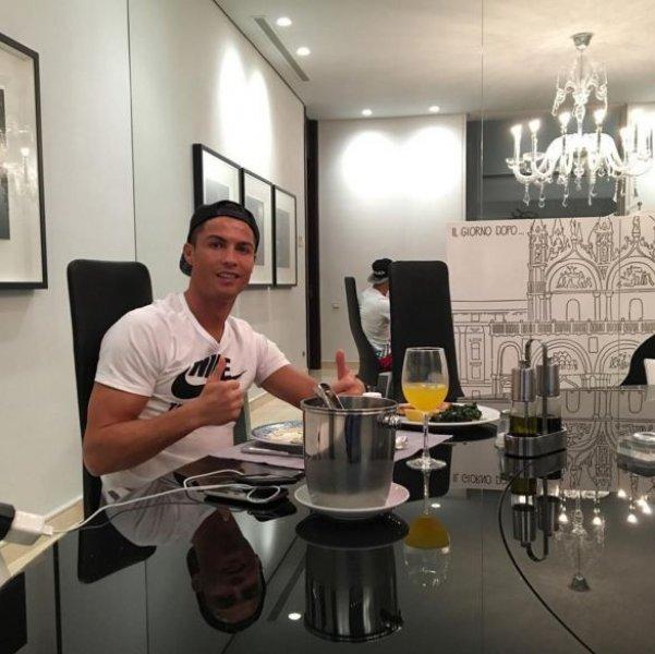 Ünlülerin objektifinden 18 Kasım Instagram paylaşımları 