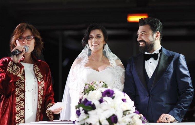 Bülent Emrah Parlak ve Burcu Gönder evlendi