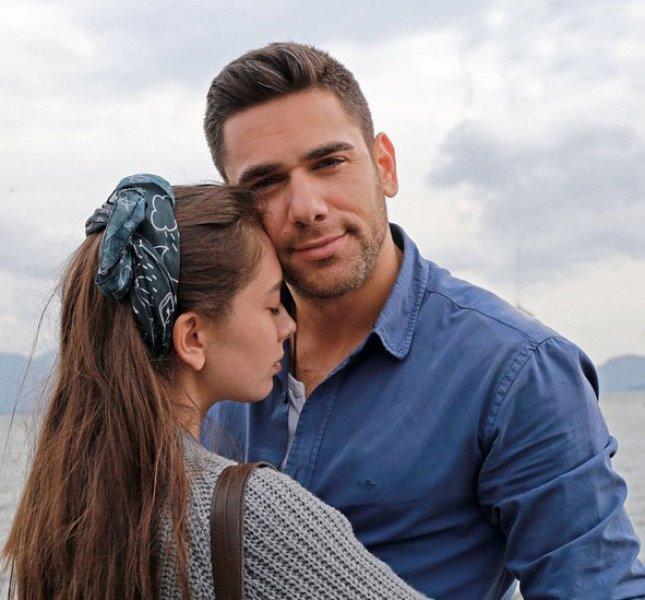 Kadir Doğulu ile Neslihan Atagül nişanlandı