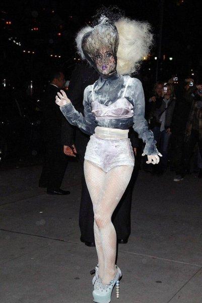 Lady Gaga'nın sınırları zorlayan kostümleri 