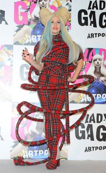 Lady Gaga'nın sınırları zorlayan kostümleri 