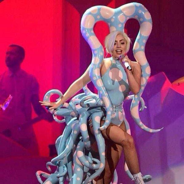Lady Gaga'nın sınırları zorlayan kostümleri 