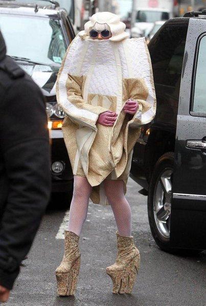 Lady Gaga'nın sınırları zorlayan kostümleri 