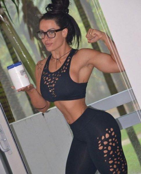 Brezilyalı model Sue Lasmar Roberto Carlos'un tahtına rakip 