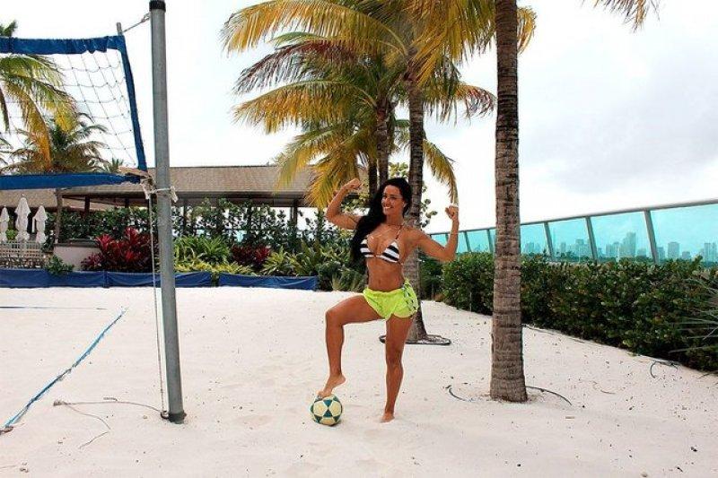 Brezilyalı model Sue Lasmar Roberto Carlos'un tahtına rakip 