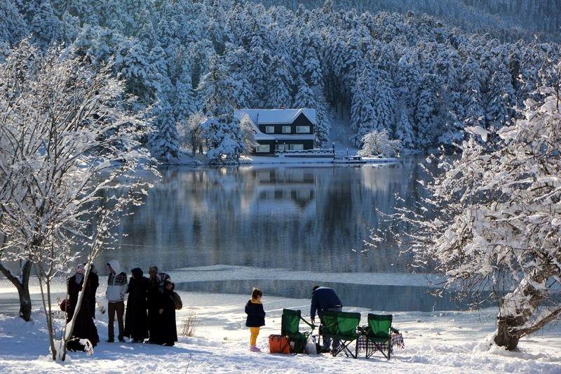 Gölcük Tabiat Parkı'ndaki göl buz tuttu