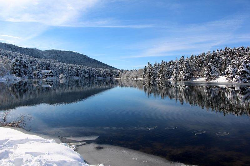 Gölcük Tabiat Parkı'ndaki göl buz tuttu