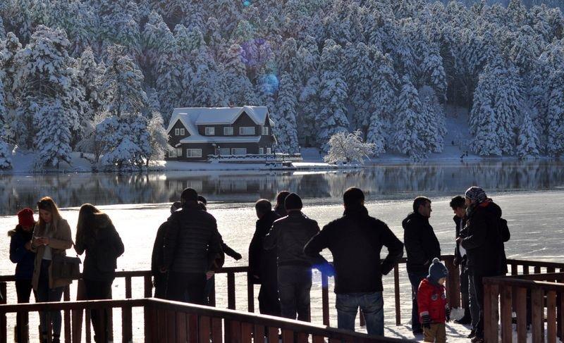 Gölcük Tabiat Parkı'ndaki göl buz tuttu