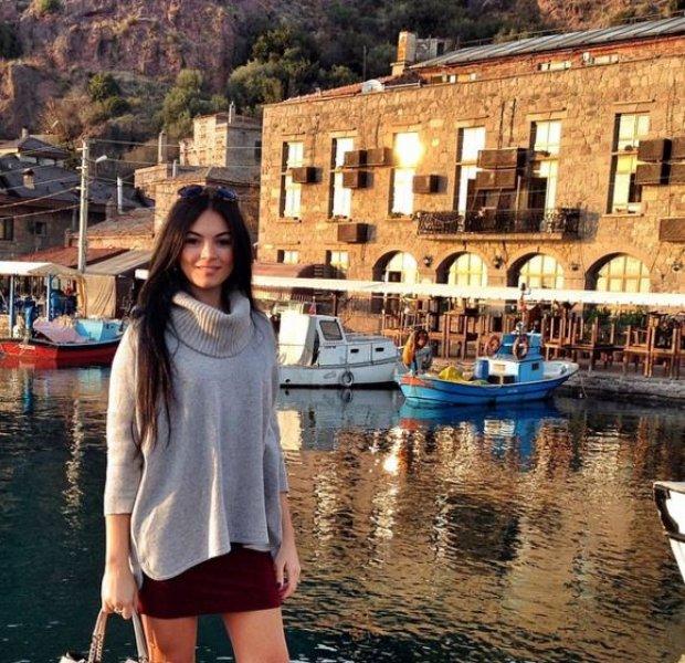 Adriana Lima'ya benzetilen İzmirli avukat 