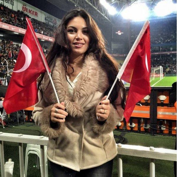 Adriana Lima'ya benzetilen İzmirli avukat 