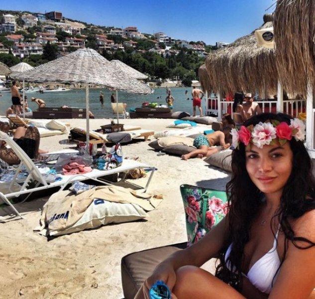 Adriana Lima'ya benzetilen İzmirli avukat 