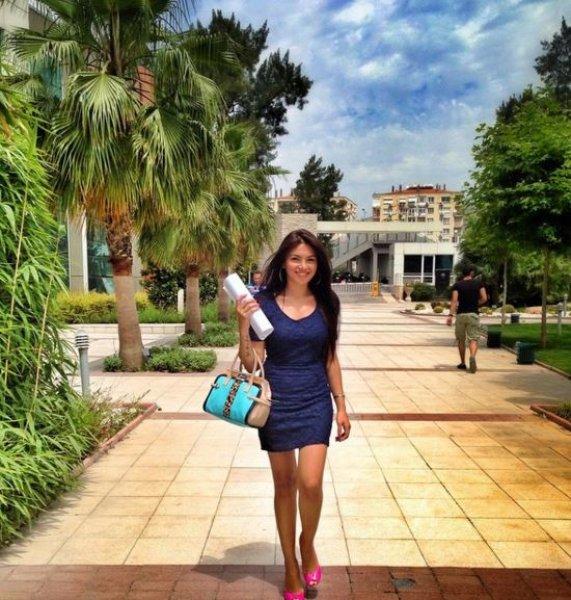 Adriana Lima'ya benzetilen İzmirli avukat 