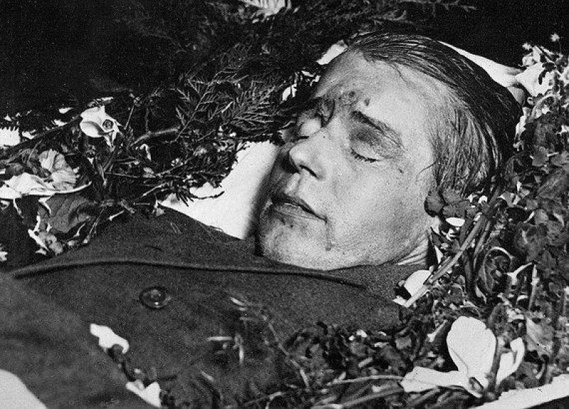 İntihar ederek hayatına son veren 21 ünlü