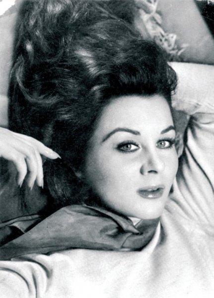 Fatma Girik'den 72. yaşına özel kutlama 