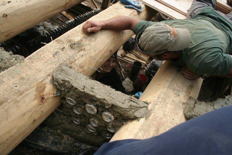 Mimar Michael Reynolds geri dönüşüm malzemeleri ile ev yapıyor