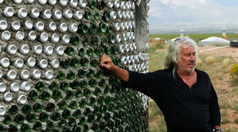 Mimar Michael Reynolds geri dönüşüm malzemeleri ile ev yapıyor
