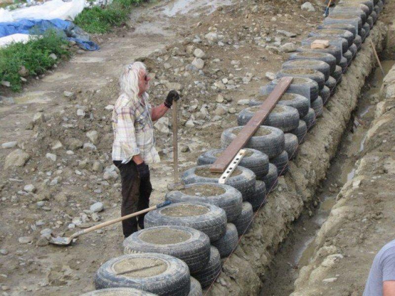 Mimar Michael Reynolds geri dönüşüm malzemeleri ile ev yapıyor