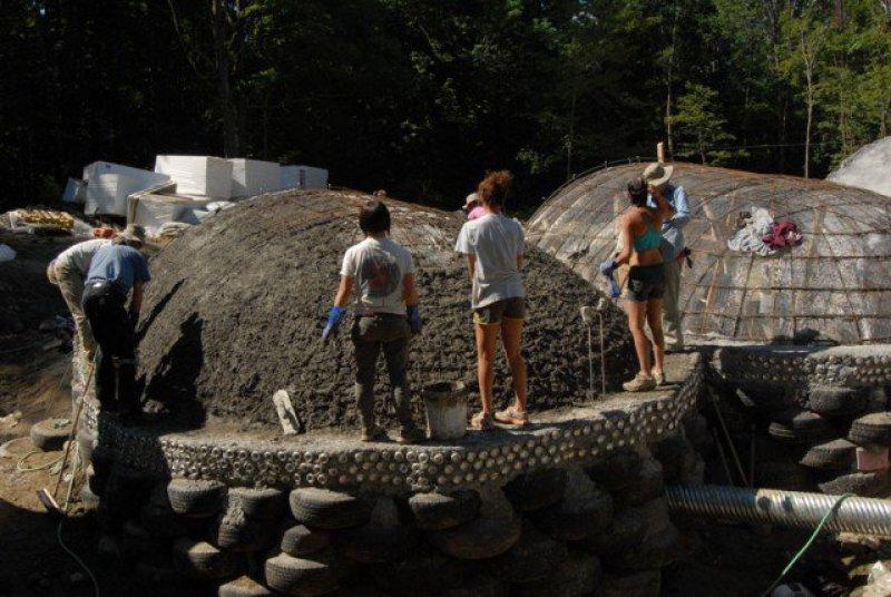 Mimar Michael Reynolds geri dönüşüm malzemeleri ile ev yapıyor