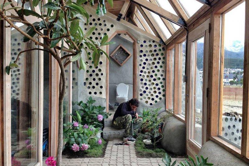 Mimar Michael Reynolds geri dönüşüm malzemeleri ile ev yapıyor