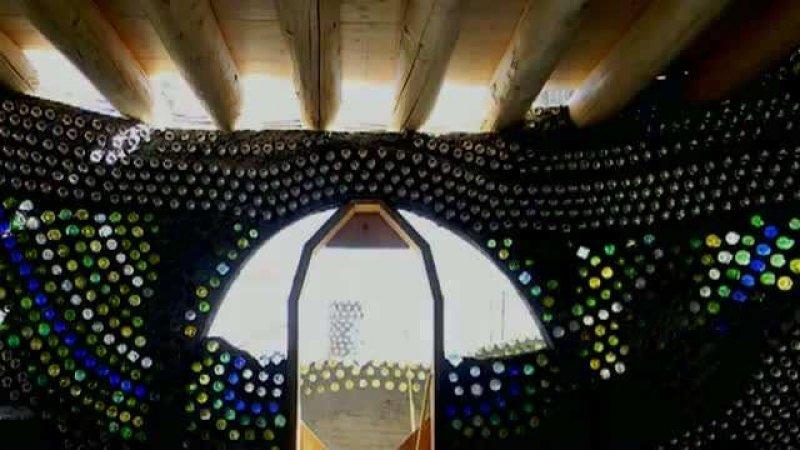 Mimar Michael Reynolds geri dönüşüm malzemeleri ile ev yapıyor