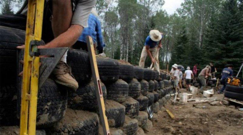 Mimar Michael Reynolds geri dönüşüm malzemeleri ile ev yapıyor