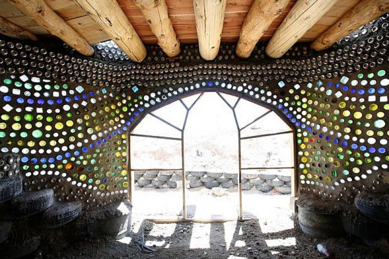 Mimar Michael Reynolds geri dönüşüm malzemeleri ile ev yapıyor