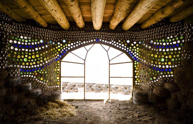 Mimar Michael Reynolds geri dönüşüm malzemeleri ile ev yapıyor