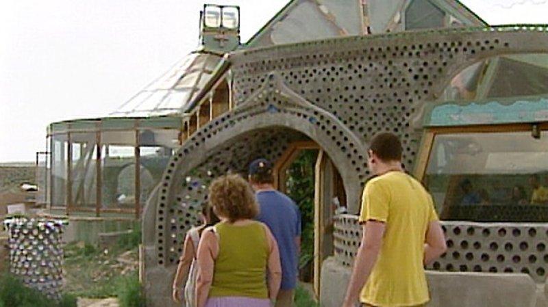 Mimar Michael Reynolds geri dönüşüm malzemeleri ile ev yapıyor