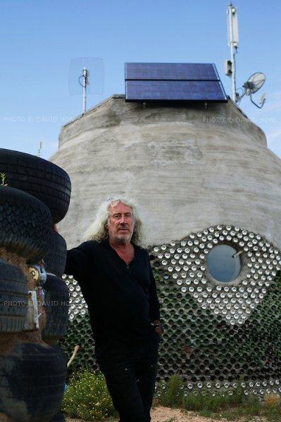 Mimar Michael Reynolds geri dönüşüm malzemeleri ile ev yapıyor