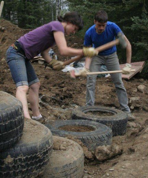Mimar Michael Reynolds geri dönüşüm malzemeleri ile ev yapıyor